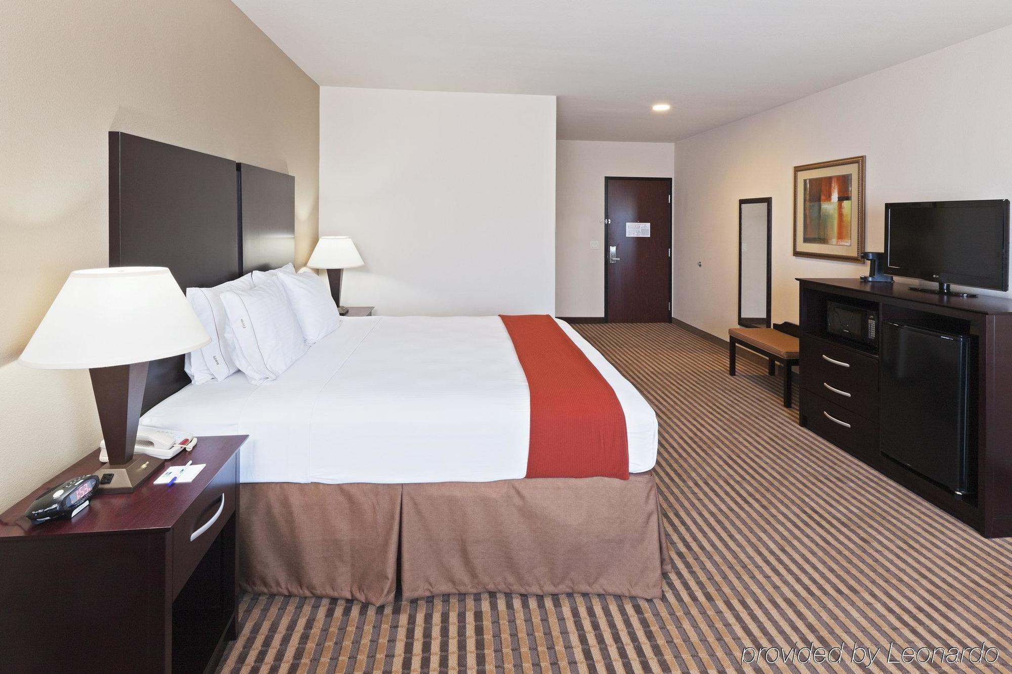 Holiday Inn Express & Suites Brady By Ihg Zimmer foto