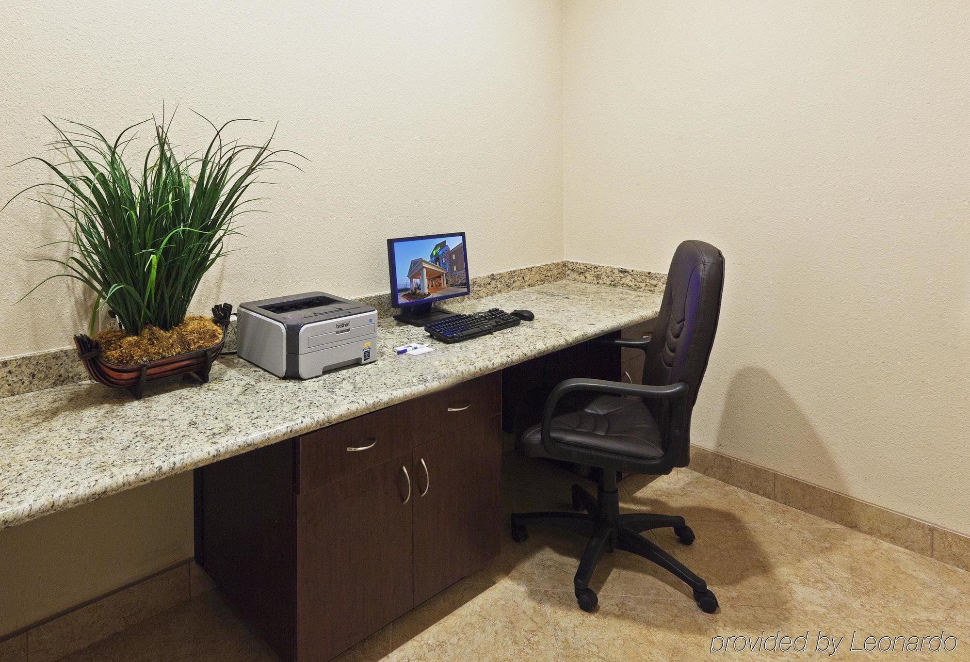 Holiday Inn Express & Suites Brady By Ihg Einrichtungen foto