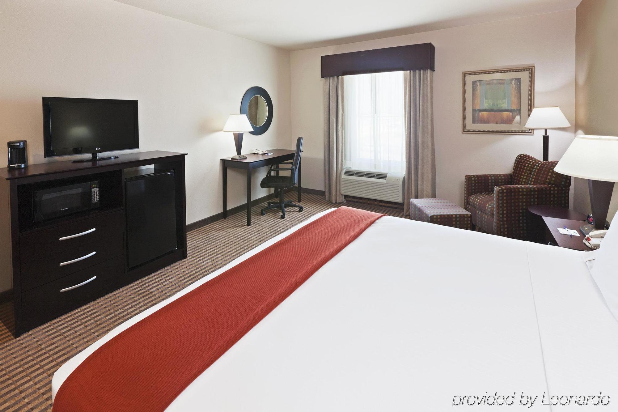 Holiday Inn Express & Suites Brady By Ihg Zimmer foto